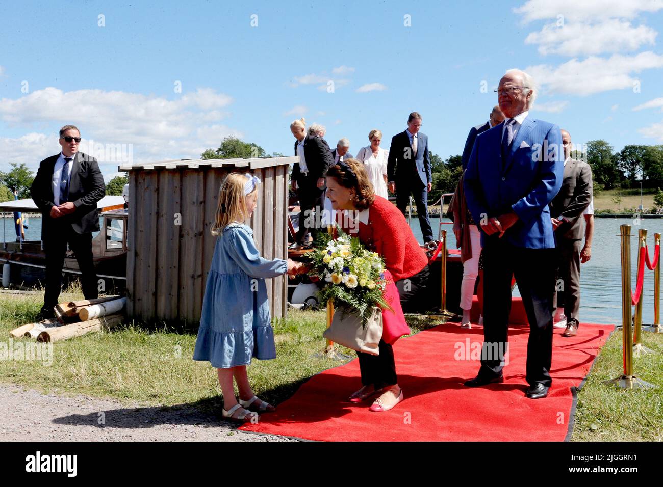 König Carl XVI Gustaf und Königin Silvia von Schweden kommen nach einer Bootsfahrt im Zusammenhang mit dem 200.-jährigen Jubiläum des Gota-Kanals am 9. Juli 2022 in Schweden an Bergs Schleusen an. Foto von Patrik Jonsson/Stella Pictures/ABACAPRESS.COM Stockfoto