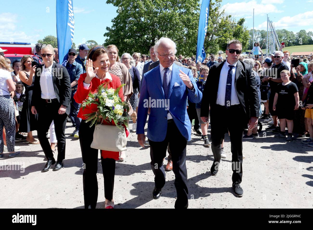 König Carl XVI Gustaf und Königin Silvia von Schweden kommen nach einer Bootsfahrt im Zusammenhang mit dem 200.-jährigen Jubiläum des Gota-Kanals am 9. Juli 2022 in Schweden an Bergs Schleusen an. Foto von Patrik Jonsson/Stella Pictures/ABACAPRESS.COM Stockfoto