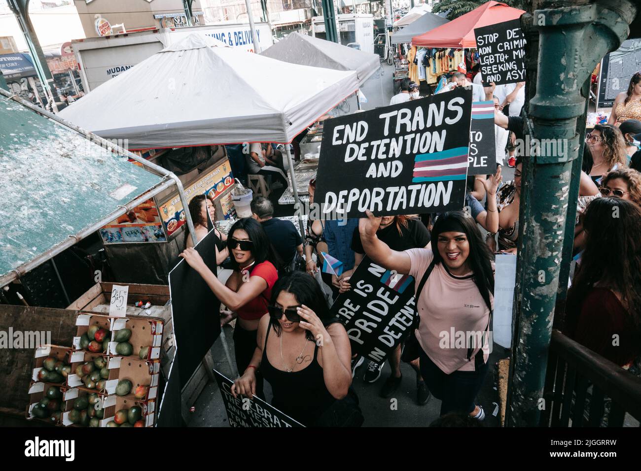Juli 9 2022 der Trans Latinx March geht auf die Straßen von Queens, NY, um ein Ende der Abschiebung und Diskriminierung von Trans-Frauen zu fordern. Stockfoto