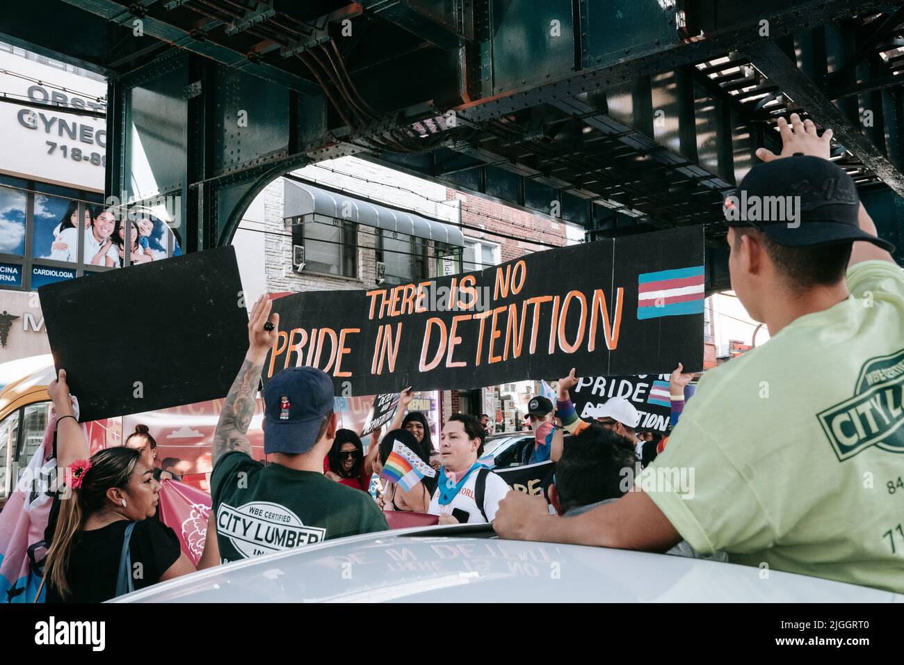 Juli 9 2022 der Trans Latinx March geht auf die Straßen von Queens, NY, um ein Ende der Abschiebung und Diskriminierung von Trans-Frauen zu fordern. Stockfoto