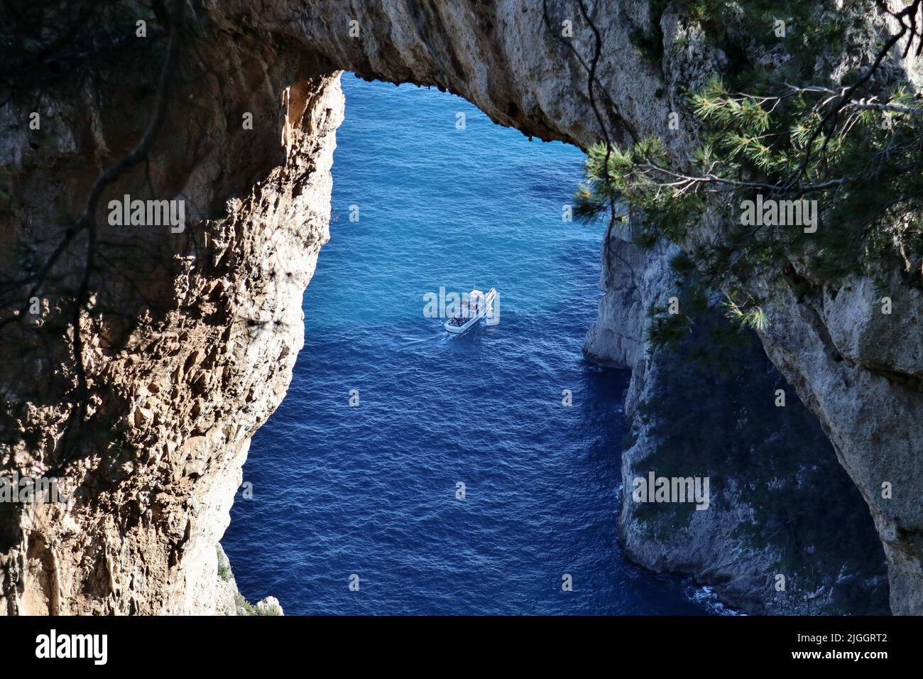 Capri - Barca di turisti dall'Arco Naturale Stockfoto