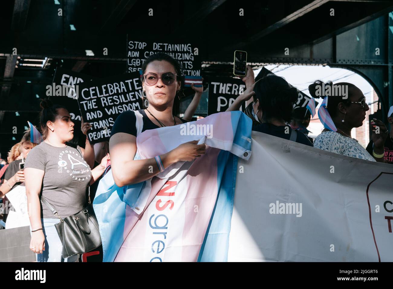 Juli 9 2022 der Trans Latinx March geht auf die Straßen von Queens, NY, um ein Ende der Abschiebung und Diskriminierung von Trans-Frauen zu fordern. Stockfoto