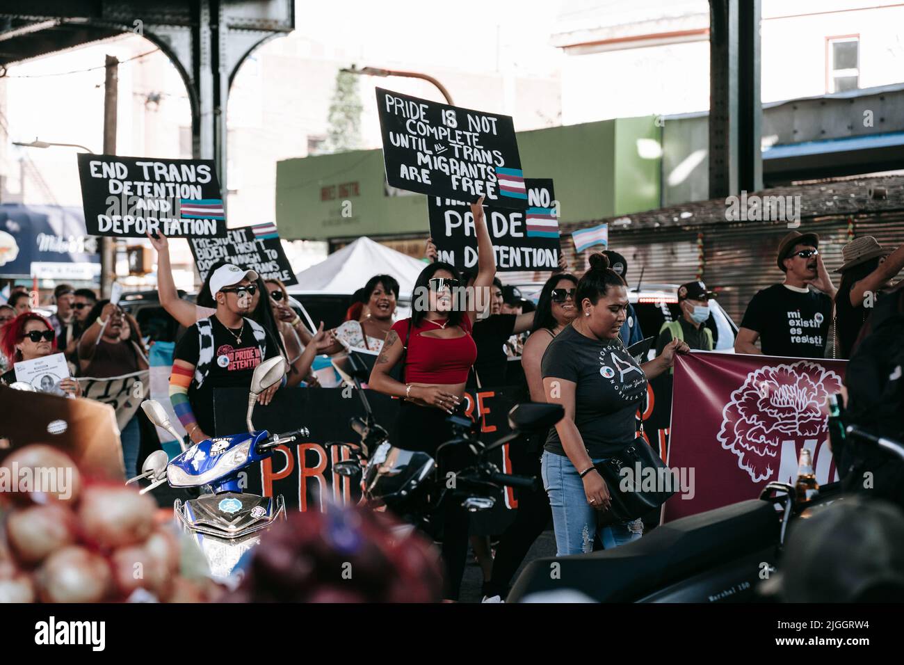 Juli 9 2022 der Trans Latinx March geht auf die Straßen von Queens, NY, um ein Ende der Abschiebung und Diskriminierung von Trans-Frauen zu fordern. Stockfoto