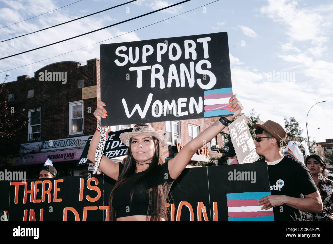 Juli 9 2022 der Trans Latinx March geht auf die Straßen von Queens, NY, um ein Ende der Abschiebung und Diskriminierung von Trans-Frauen zu fordern. Stockfoto