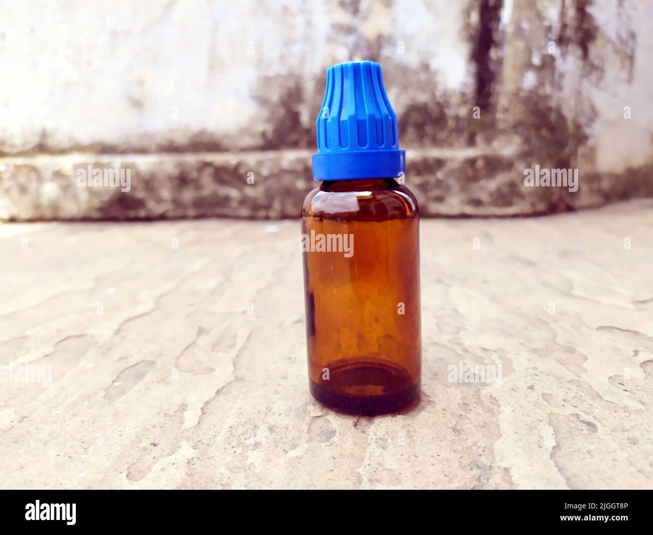 BRAUNE GLASFLASCHE FÜR MEDIKAMENTE UNTERWEGS Stockfoto