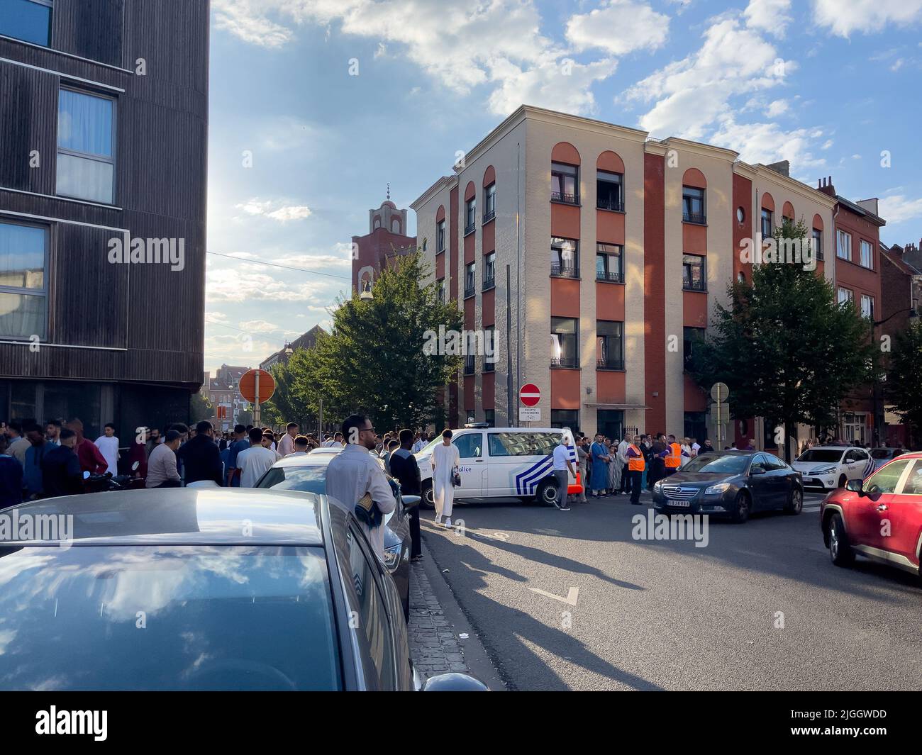 Muslimische Menschen, die während der Eid al Adha-Feier in den Straßen von Brüssel spazieren Stockfoto