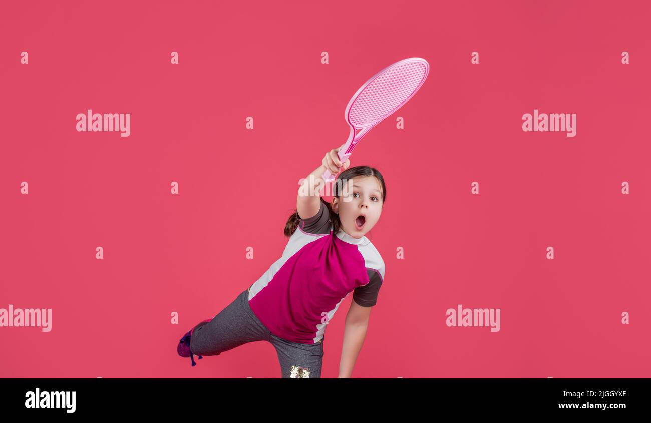 Kinder spielen Tennis mit Schläger auf rosa Hintergrund Stockfoto