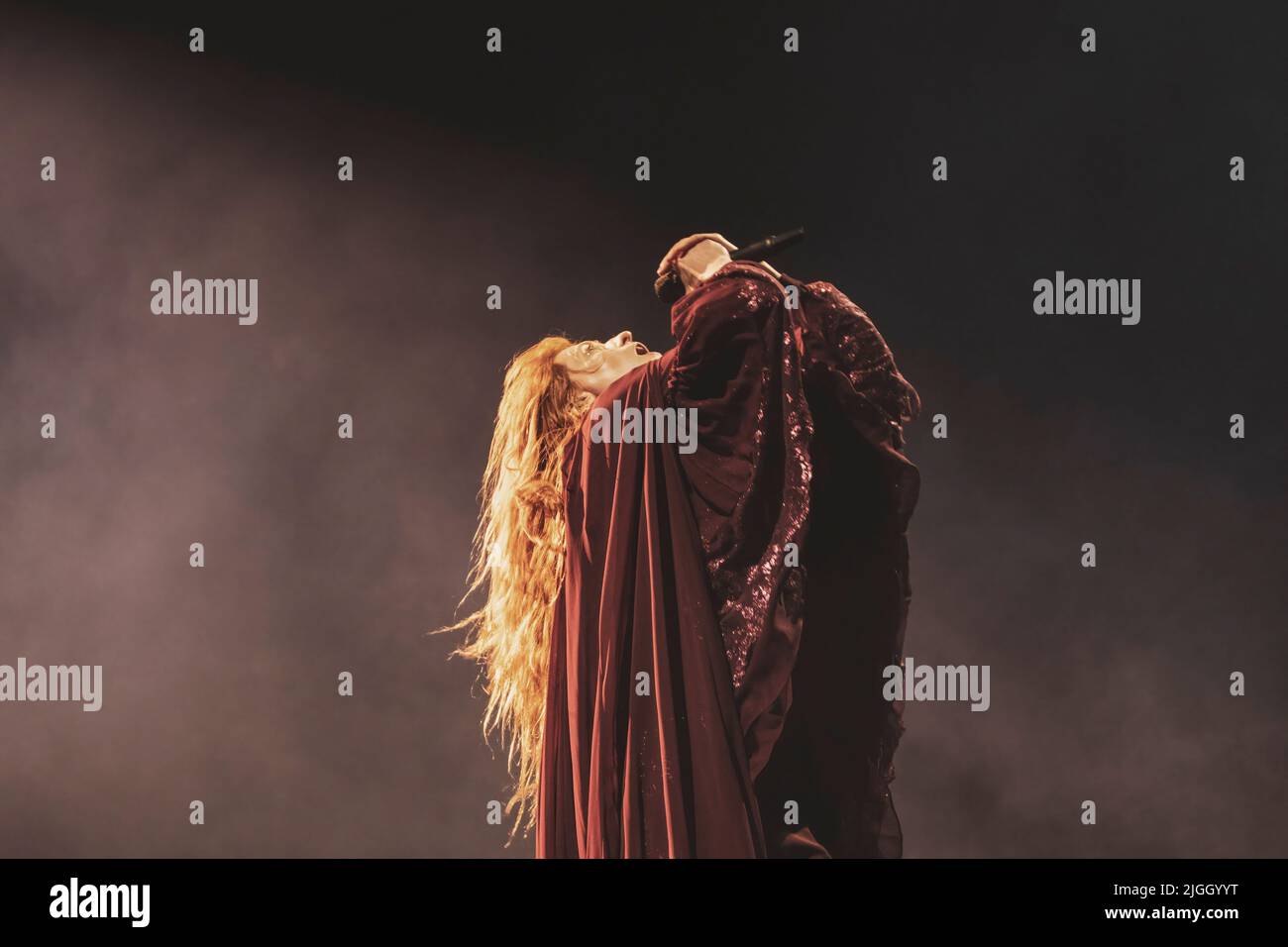 Madrid, Spanien. 10.. Juli 2022. Florence Leontine Mary Welch von der Band Florence and the Machine tritt auf der Bühne des MadCool Festivals in Madrid auf. Kredit: SOPA Images Limited/Alamy Live Nachrichten Stockfoto