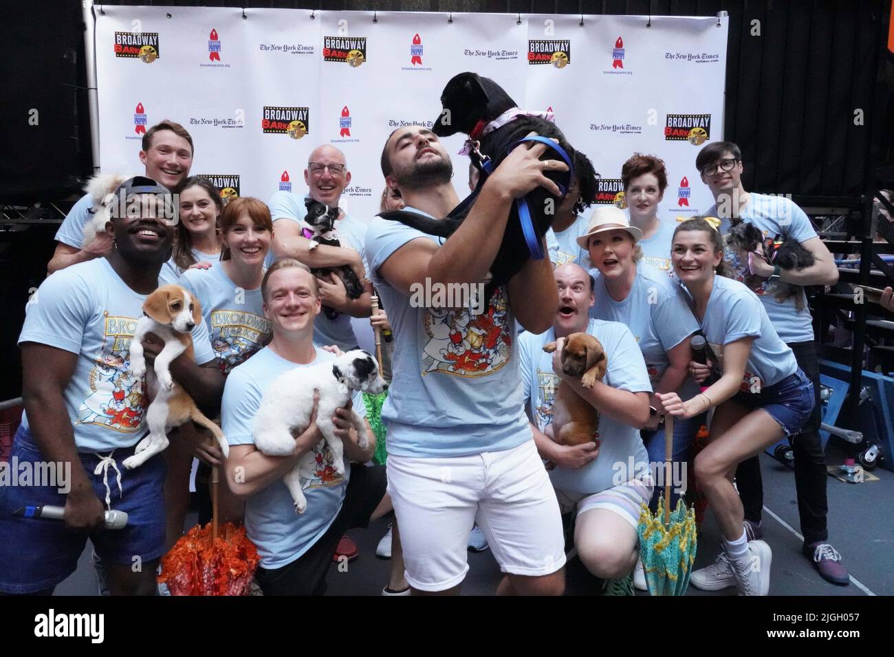 New York, USA. 8.. Juli 2022. Guiseppe Basilio und die Darsteller von Hello Dolly zeigen Hunde zur Adoption von Bobbi und der Strays Rescue Group auf der jährlichen Broadway Barks Pet Adoption Veranstaltung, die von Bernadette Peters in Shubert Alley, New York, veranstaltet wird. (Bild: © Catherine Nance/SOPA Images via ZUMA Press Wire) Stockfoto