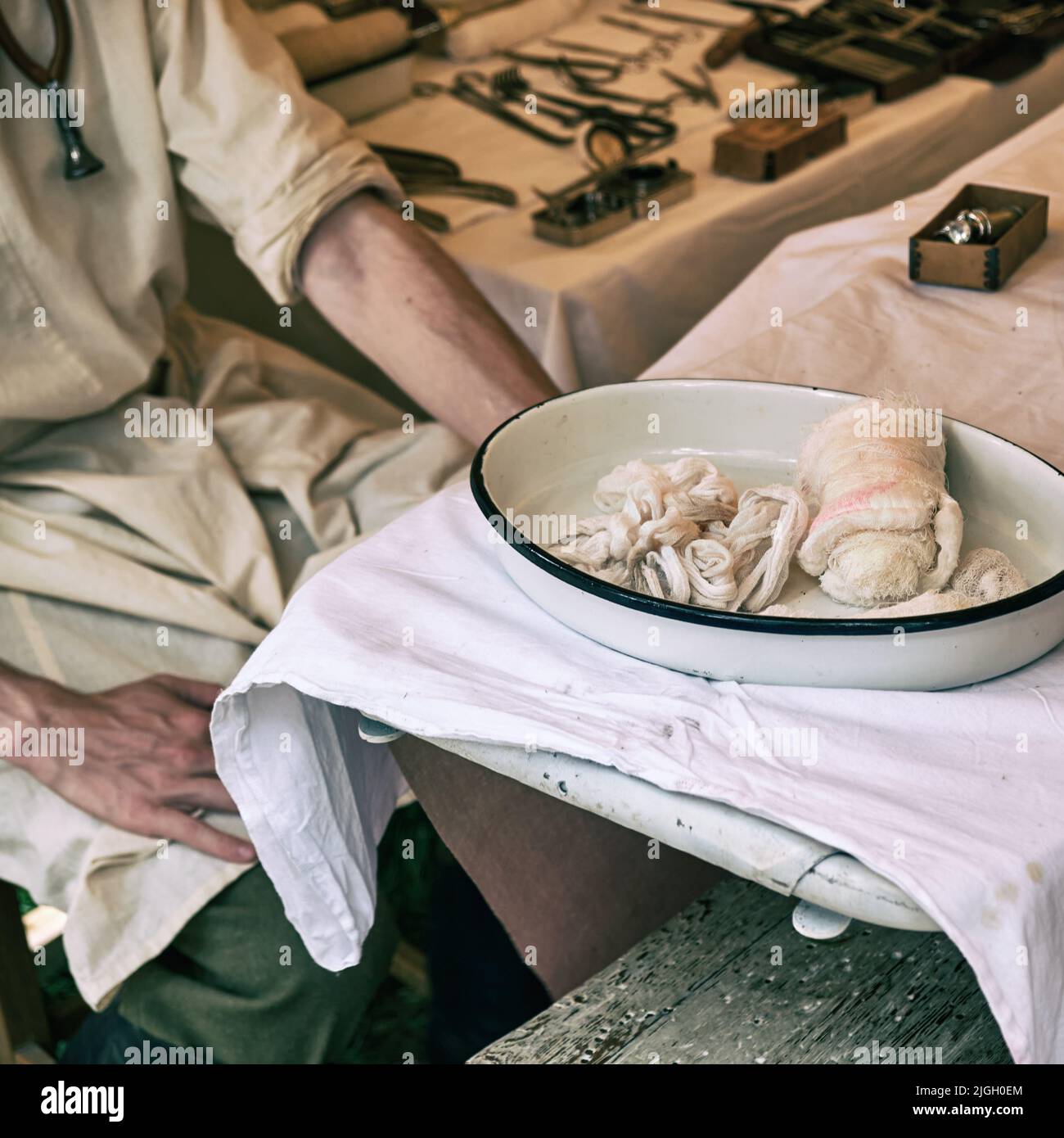 Ein altes Militärkrankenhaus mit Retro-Zelten und alten medizinischen Betten aus dem Ersten Weltkrieg. Mobile Klinik für die Behandlung von Soldaten der Stockfoto