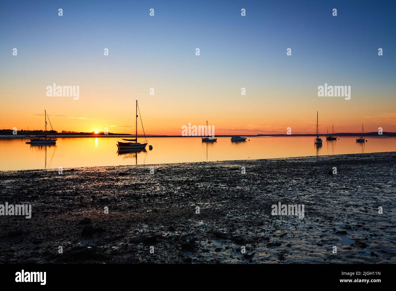 Swale Estuary, Kent, Großbritannien. 11.. Juli 2022: Wetter in Großbritannien. Ein heller, klarer Sonnenaufgang über Yachten, die in der Mündung des Swale bei Oare in Kent vor Anker liegen, während eine Woche heißer Temperaturen voraussichtlich bis Mitte 30s ansteigen wird. Kredit: Alan Payton/Alamy Live Nachrichten. Stockfoto Swale Estuary, Kent, Großbritannien. 11.. Juli 2022: Wetter in Großbritannien. Ein heller, klarer Sonnenaufgang über Yachten, die in der Mündung des Swale bei Oare in Kent vor Anker liegen, während eine Woche heißer Temperaturen voraussichtlich bis Mitte 30s ansteigen wird. Kredit: Alan Payton/Alamy Live Nachrichten. Stockfoto