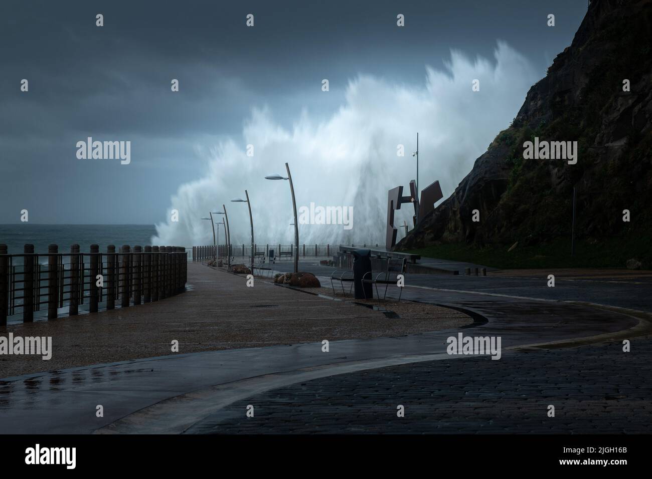Wellen brechen auf der Neuen Promenade von San Sebastian während eines Sturms, Spanien Stockfoto