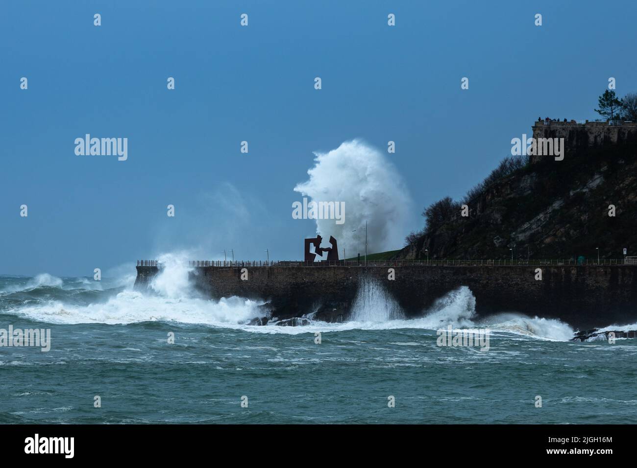 Wellen brechen auf der Neuen Promenade von San Sebastian während eines Sturms, Spanien Stockfoto