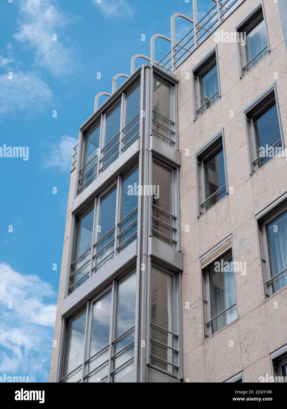 Antwerpen, Belgien, 02. Juli 2022, Detailfoto eines Mehrfamilienhauses in Antwerpen Stockfoto