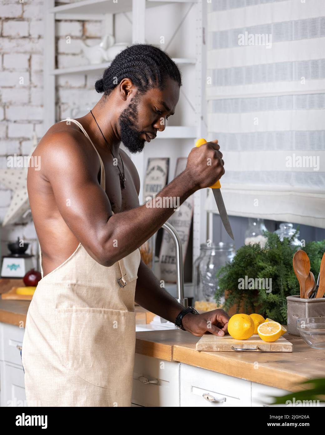 Anderes Wort Für Schwarzer Mann Schwarzer Mann, der zu Hause Frühstück oder Mittagessen in der Küche