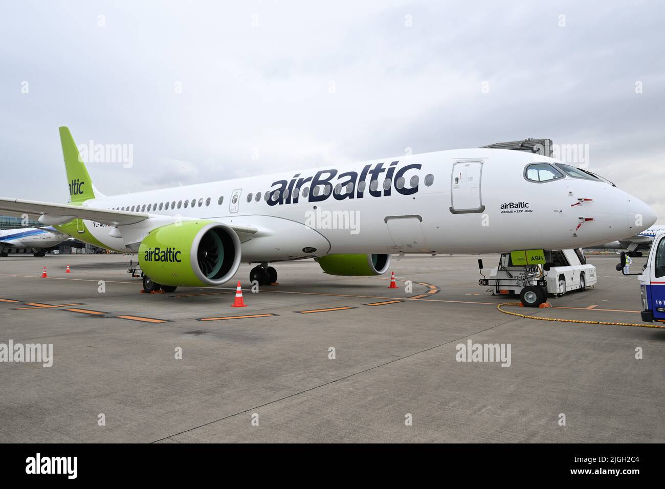Der Airbus A220-300 (YL-ABH) von Air Baltic wurde am 9. Mai 2022 auf dem Flughafen Haneda vorgestellt. FOTO: Tadayuki YOSHIKAWA/Aviation Wire Stockfoto