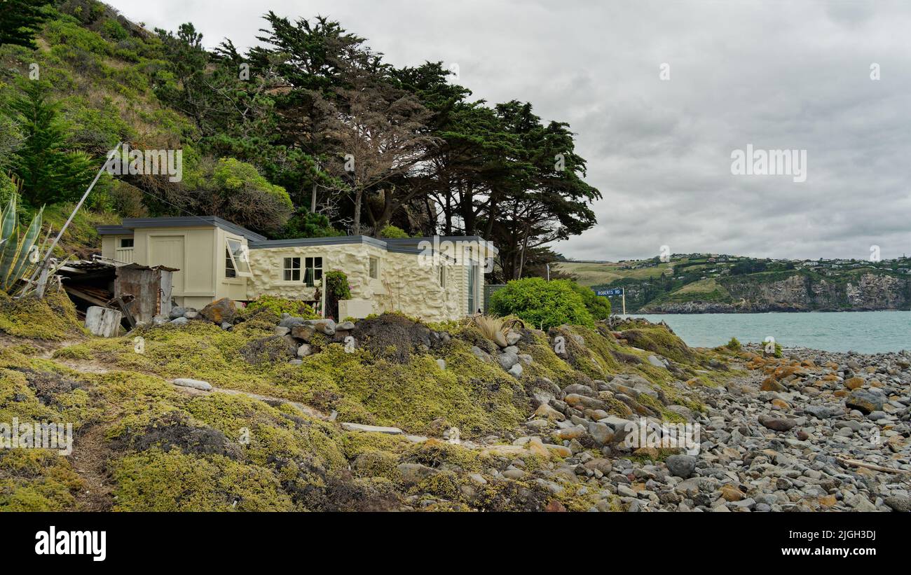 Boulder Bay, Christchurch, Canterbury, Aotearoa / Neuseeland - 19. März 2022: Stone End ist eines der ersten zwei baches, die in Boulder Bay gebaut werden Stockfoto