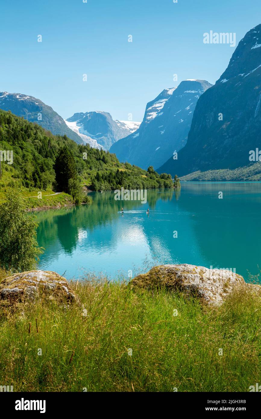 Landschaft des Lodalen-Tals und des Lovatnet-Sees in Norwegen Stockfoto
