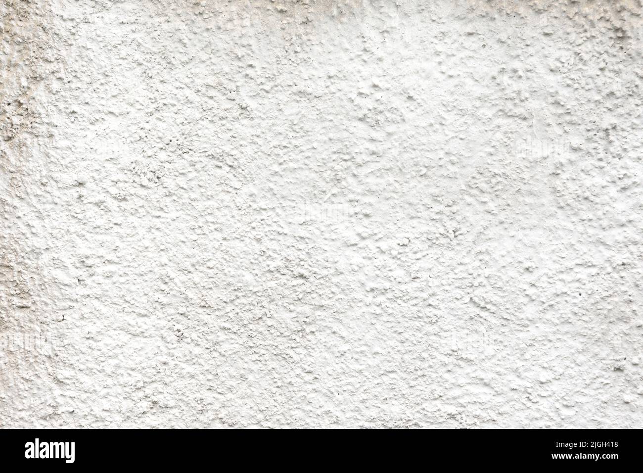 Eine Betonwand, die mit weißer Sprühfarbe bemalt ist Stockfoto