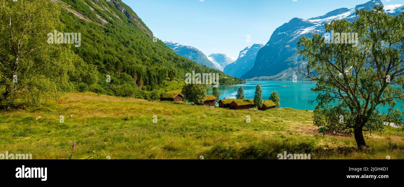 Panorama der norwegischen Landschaft mit traditionellem Bauerndorf Stockfoto