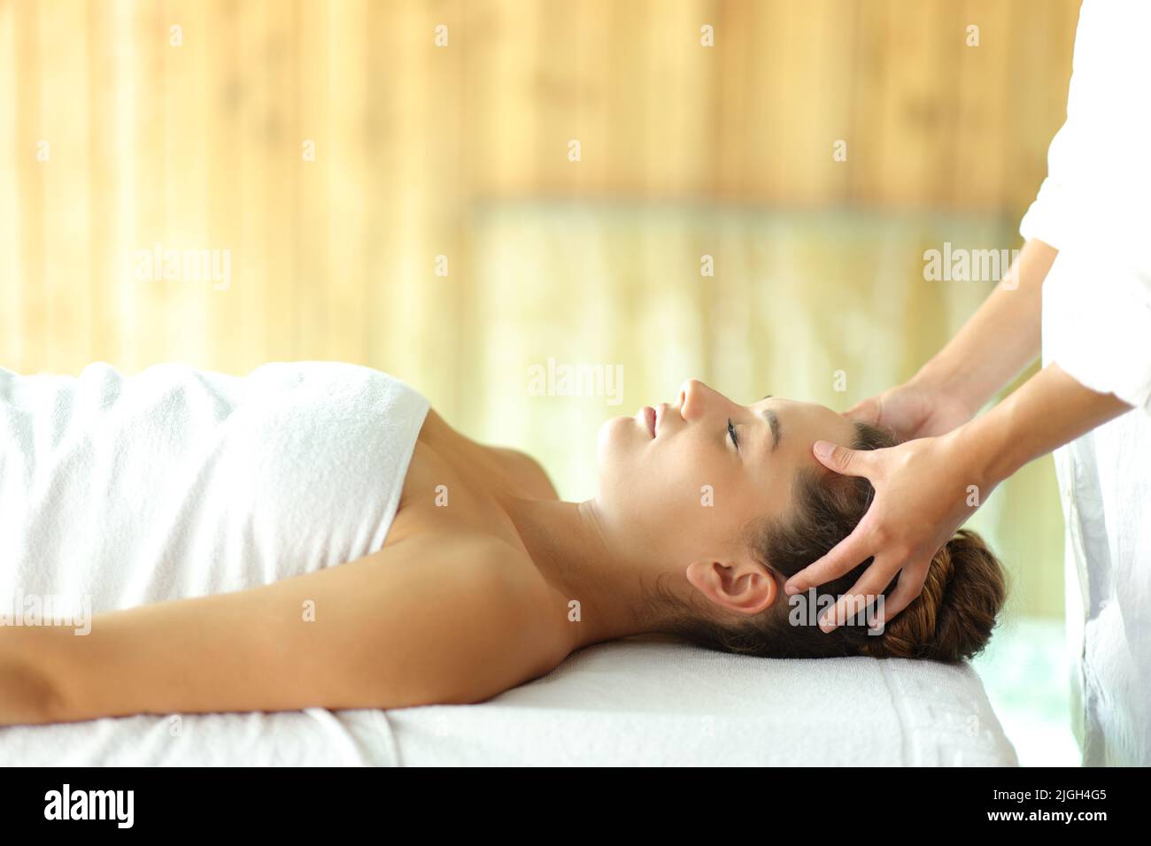 Seitenansicht Porträt einer Frau, die sich entspannt und eine Gesichtsmassage im Spa erhält Stockfoto