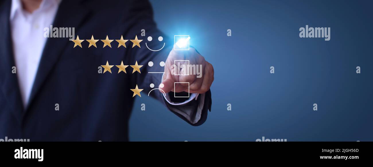 Geschäftsmann berühren den virtuellen Bildschirm Häkchen Freudvolles Lächeln Gesicht Symbol, um Glück im Dienst zu geben. Kundendienst- und Zufriedenheitskonzept. Version Stockfoto