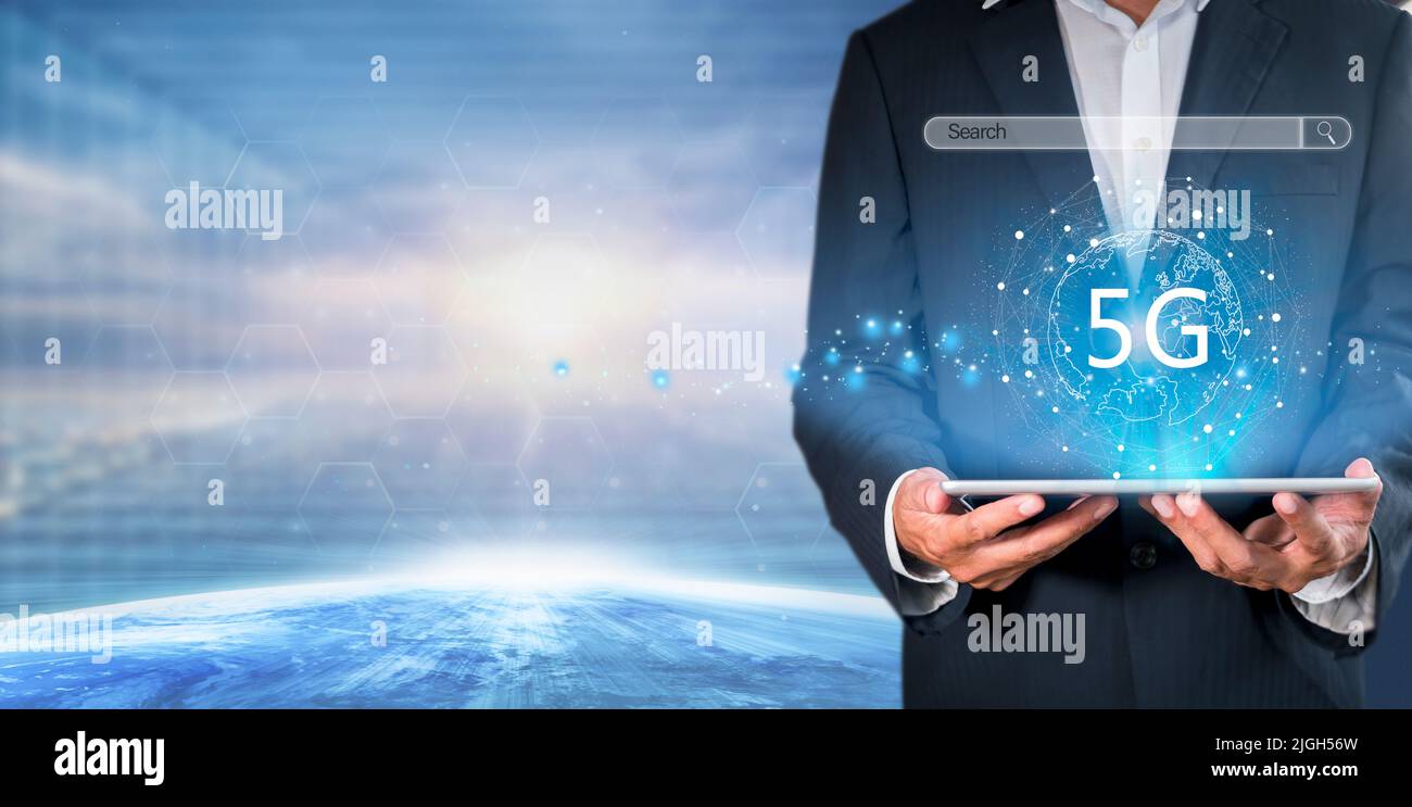 Hand des Geschäftsmanns halten Tablet verbinden Netzwerk 5G mit Icon-Konzept, Technologie Netzwerk drahtlose Systeme und Internet der Dinge, neue Technologien Co Stockfoto