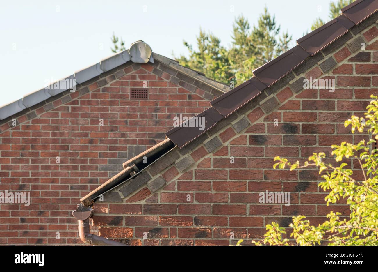 Fehlgeschlagene oder fehlende trockene Kunststoffkanten oder Dachkanten an Hausdächern, England, Großbritannien Stockfoto