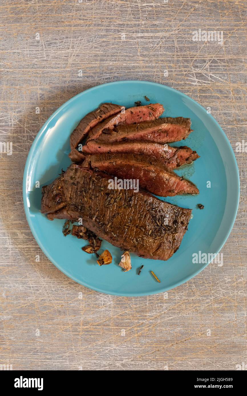 Saftiges Steak mit in einer Pfanne gebratenem Blut, Ansicht von oben ...