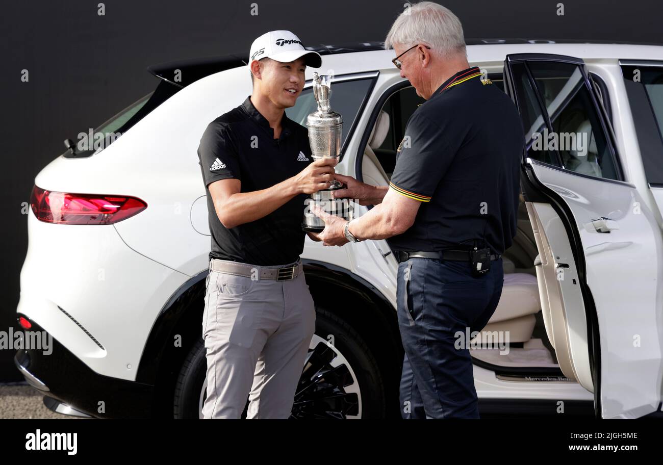 Collin Morikawa (links) aus den USA gibt den Claret Jug vor den Open Championships auf dem Old Course, St Andrews, an R&A-Chef Martin Slumbers zurück. Bilddatum: Montag, 11. Juli 2022. Stockfoto