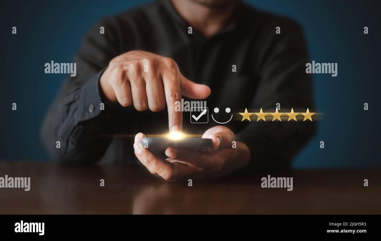 Geschäftsmann berühren den virtuellen Bildschirm Häkchen Freudvolles Lächeln Gesicht Symbol, um Glück im Dienst zu geben. Kundendienst- und Zufriedenheitskonzept. Version Stockfoto