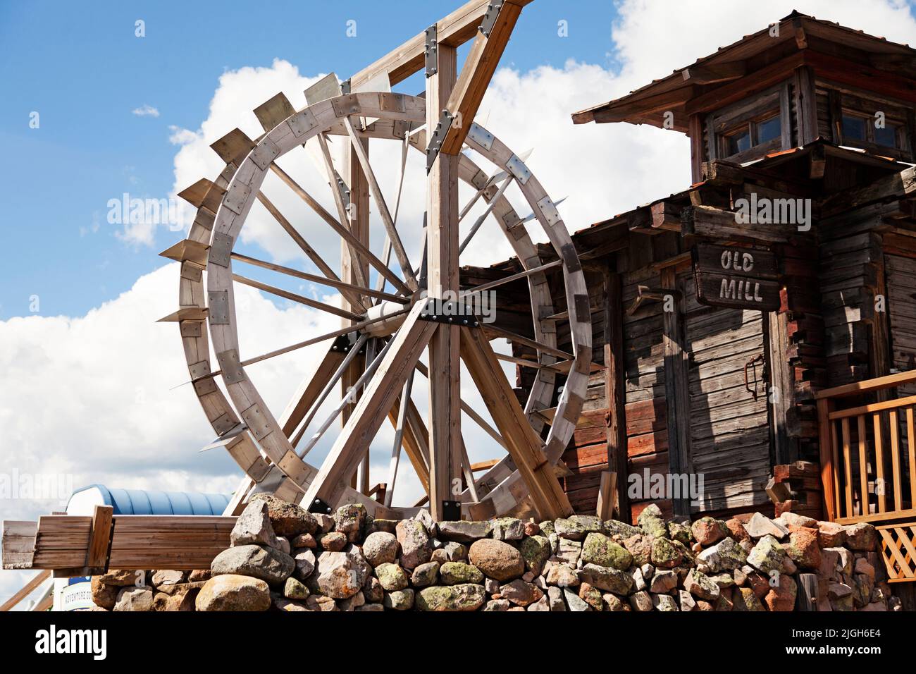Dharma, Finnland - 21. Juni 2022: Eine alte Mühle mit einem großen Wasserrad Stockfoto