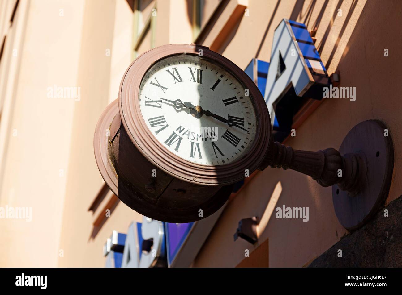 Vaasa, Finnland - 20. Juni 2022: Eine alte Uhr mit einer ungewöhnlichen Markierung über einem Geschäft Stockfoto