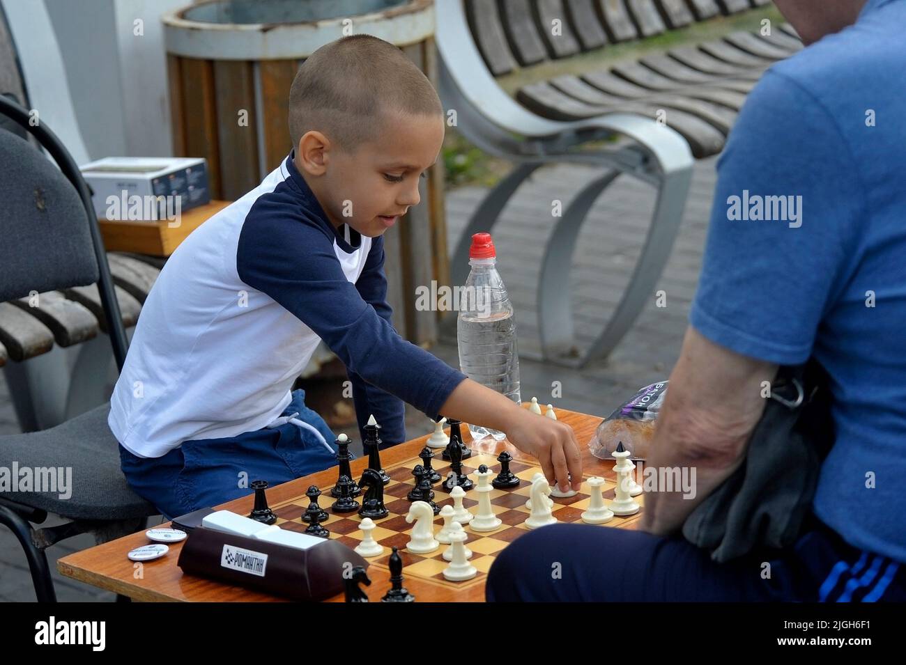 Nicht exklusiv: VINNYTSIA, UKRAINE - 10. JULI 2022 - der fünfjährige Schachwunderspieler Artem Kucher spielt mit einem Mann während eines Charity-Schachspiels zur Unterstützung Stockfoto