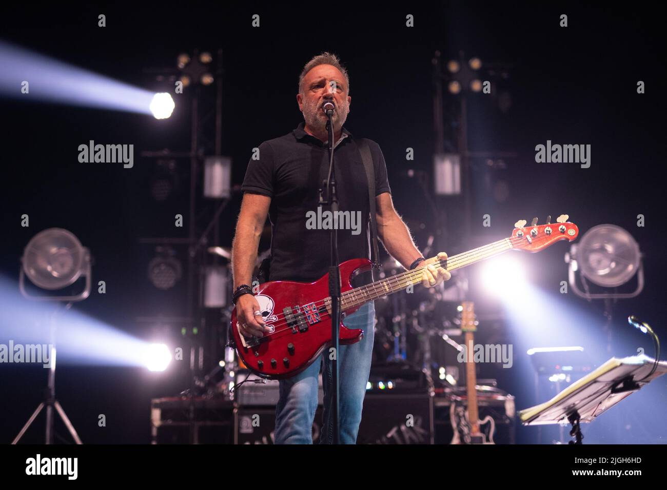 London, Großbritannien. Sonntag, 10. Juli 2022. Peter Hook und das Licht bei der Aufführung von Original 'Joy Division : A Elfy' an der Brixton Academy in London. Foto: Richard Gray/Alamy Live News Stockfoto