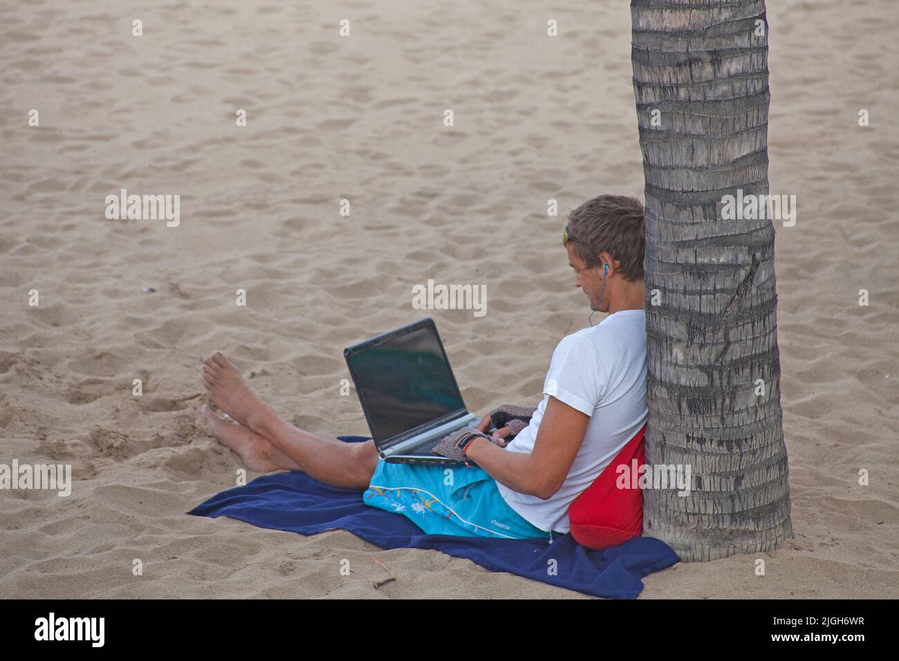 Junger Mann mit Notizbuch am Playa de las Canteras, Stadtstrand von Las Palmas, Kanarische Inseln, Spanien, Europa Stockfoto