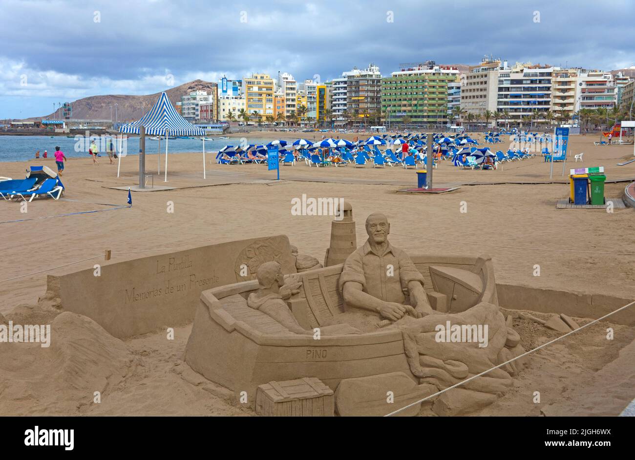 Sandkunst, Fischer in einem Fischerboot aus Sand, Playa de las Canteras, Stadtstrand von Las Palmas, Grand Canary, Kanarische Inseln, Spanien, Europa Stockfoto