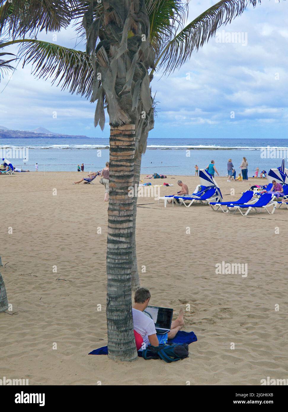 Junger Mann mit Notizbuch am Playa de las Canteras, Stadtstrand von Las Palmas, Kanarische Inseln, Spanien, Europa Stockfoto