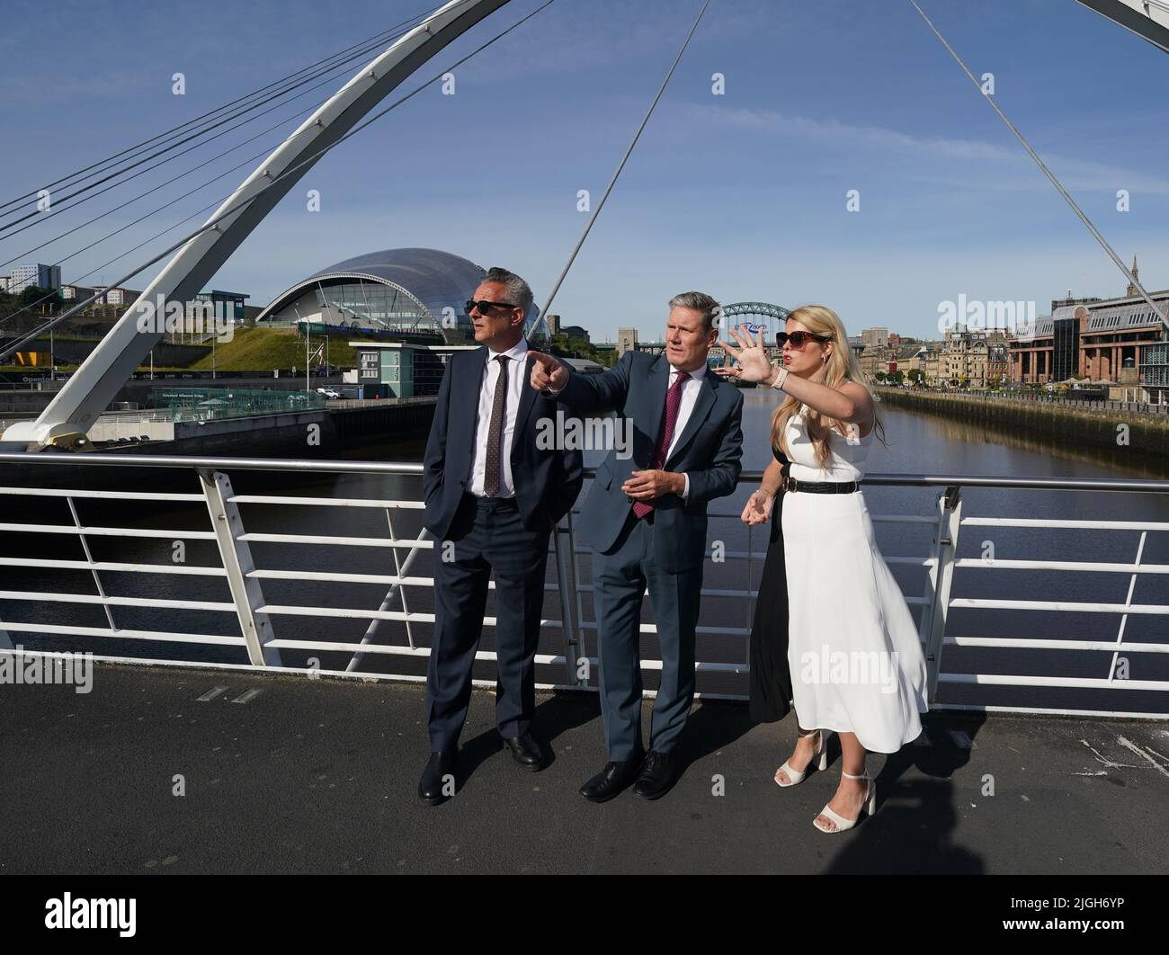 Der Gewerkschaftsführer Keir Starmer (Mitte) auf der Millenium Bridge zwischen Gateshead und Newcastle, mit Nick Kemp, dem stadtratsleiter von Newcastle, und Kim McGuinness, dem Polizei- und Kriminalkommissar von Northumbria, bei seinem Besuch in Gateshead, um eine Rede zu halten, in der er darlegte, wie seine Labour-Regierung Großbritannien voranbringen wird. Bilddatum: Montag, 11. Juli 2022. Stockfoto