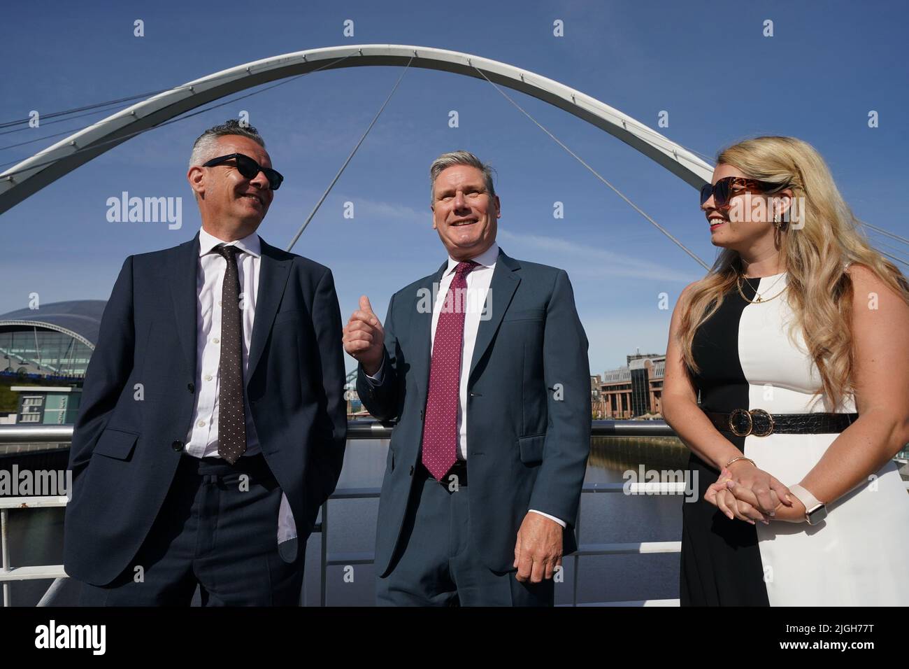 Der Gewerkschaftsführer Keir Starmer (Mitte) auf der Millennium Bridge, zwischen Gateshead und Newcastle, mit Nick Kemp, stadtratsvorsitzender von Newcastle, und Kim McGuinness, dem Polizei- und Kriminalkommissar von Northumbria, während er Gateshead besucht, um eine Rede zu halten, in der er darlegte, wie seine Labour-Regierung Großbritannien voranbringen wird. Bilddatum: Montag, 11. Juli 2022. Stockfoto