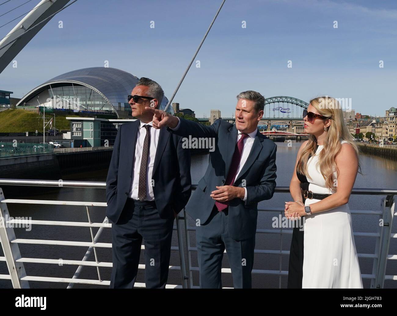 Der Gewerkschaftsführer Keir Starmer (Mitte) auf der Millennium Bridge, zwischen Gateshead und Newcastle, mit Nick Kemp, stadtratsvorsitzender von Newcastle, und Kim McGuinness, dem Polizei- und Kriminalkommissar von Northumbria, während er Gateshead besucht, um eine Rede zu halten, in der er darlegte, wie seine Labour-Regierung Großbritannien voranbringen wird. Bilddatum: Montag, 11. Juli 2022. Stockfoto