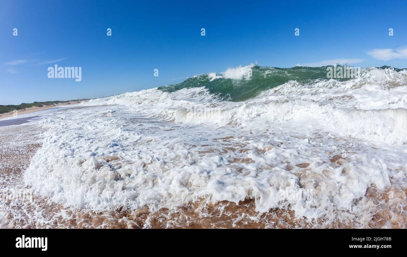 Strand Sand Meer Wellen Shorebrache Absturz Schwimmen Begegnung der Wasserkraft. Stockfoto