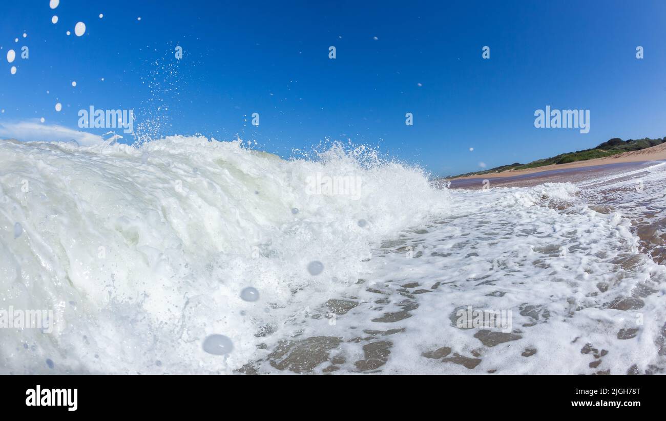 Strand Sand Meer Wellen Shorebrache Absturz Schwimmen Begegnung der Wasserkraft. Stockfoto