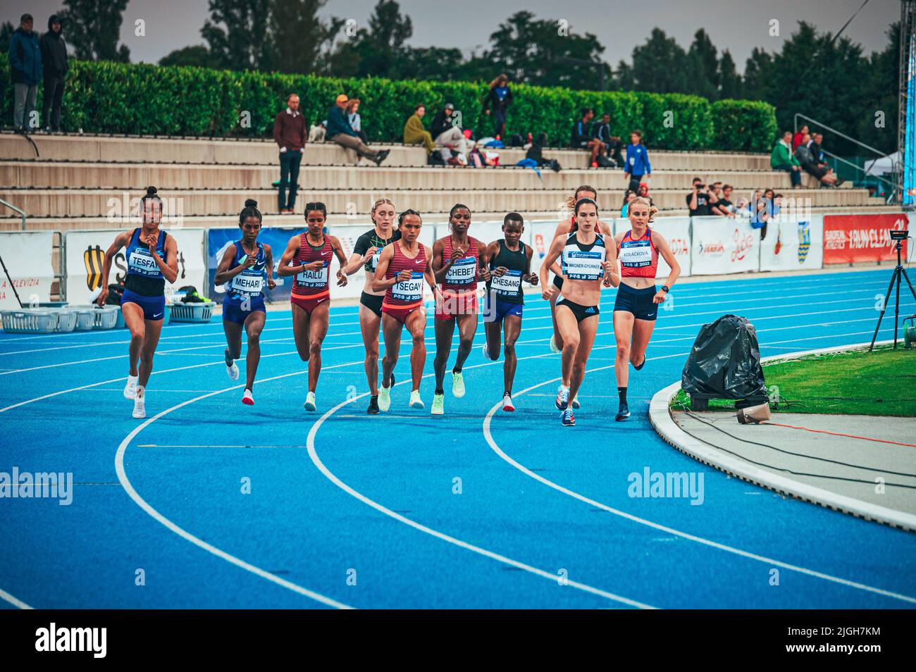 SAMORIN, SLOWAKEI, 9. JULI: Track-and-Field-Foto. Der Start eines professionellen Langstreckenrennens. Mit Läufern aus Kenia und Äthiopien, prep Stockfoto