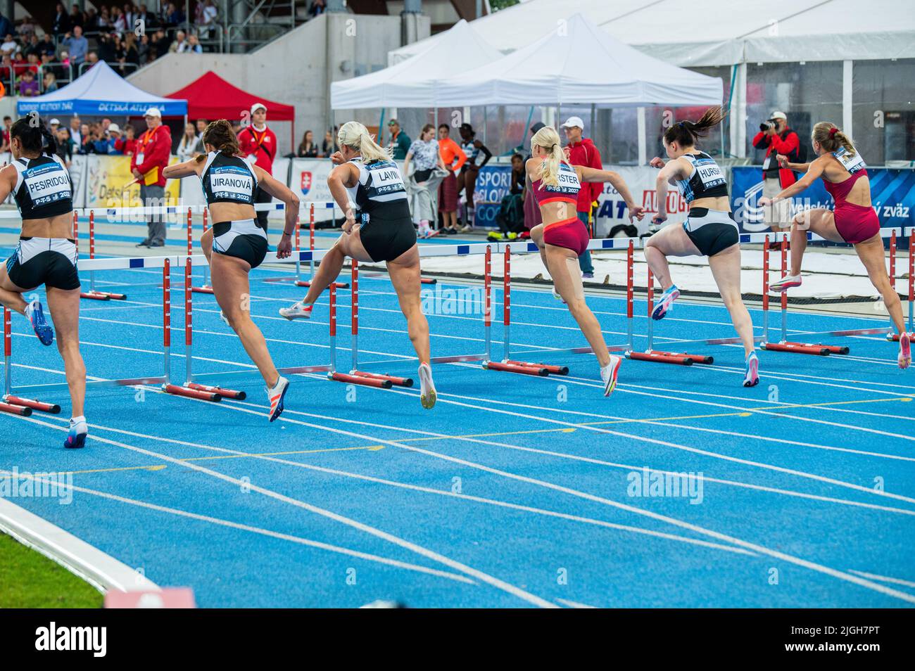 SAMORIN, SLOWAKEI, 9. JULI: Leichtathletik-Profi 100m Sprint-Rennen mit Hürden. Foto von Laufen und Leichtathletik. Sportveranstaltung auf blauer Strecke. Vorbereiten Stockfoto