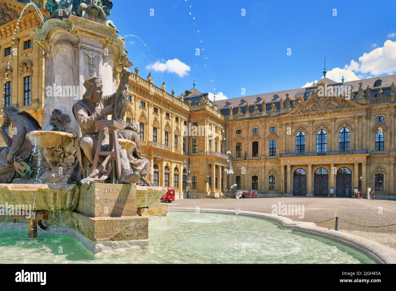 Würzburg, Deutschland - Juli 2022: Brunnenstatue mit dem Namen 'Frankoniabrunnen' vor dem Schloss 'Residenz Würzburg' Stockfoto