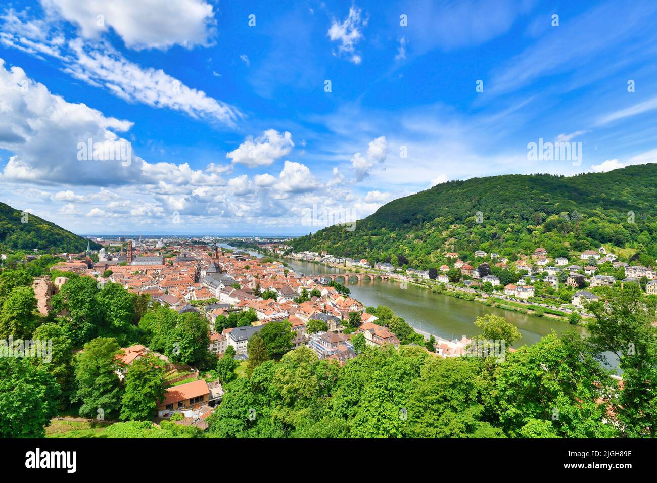 Alte historische Stadt Heidelberg in Deutschland mit Neckar und Heiligenberg Stockfoto