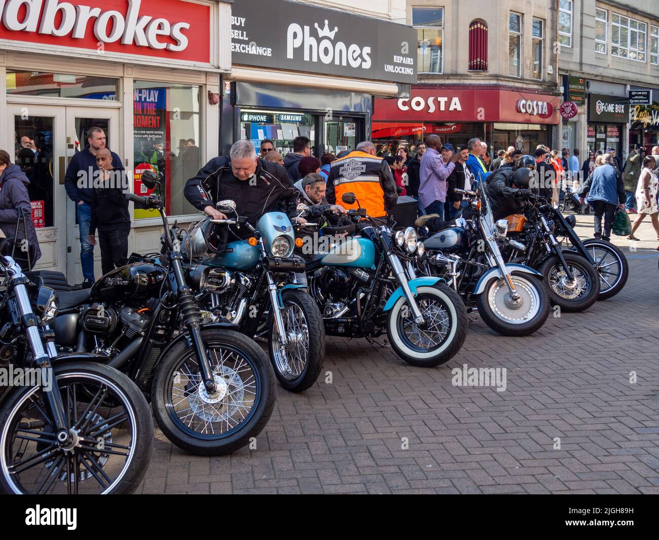Harley Davidson Motorräder Futter Abington Street in der Innenstadt von Northampton, UK; Teil einer jährlichen Charity Fund Raiser Stockfoto