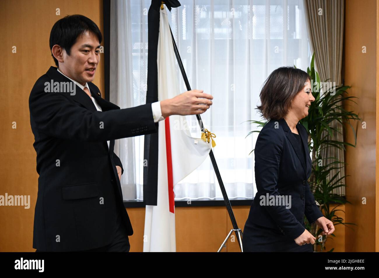 Tokio, Japan. 11.. Juli 2022. Annalena Baerbock (Bündnis 90/die Grünen), Außenministerin, trifft Takayuki Kobayashi, den japanischen Minister für wirtschaftliche Sicherheit. Die Ministerin ist zu ihrem ersten Besuch in Japan. Kredit: Britta Pedersen/dpa/Alamy Live Nachrichten Stockfoto