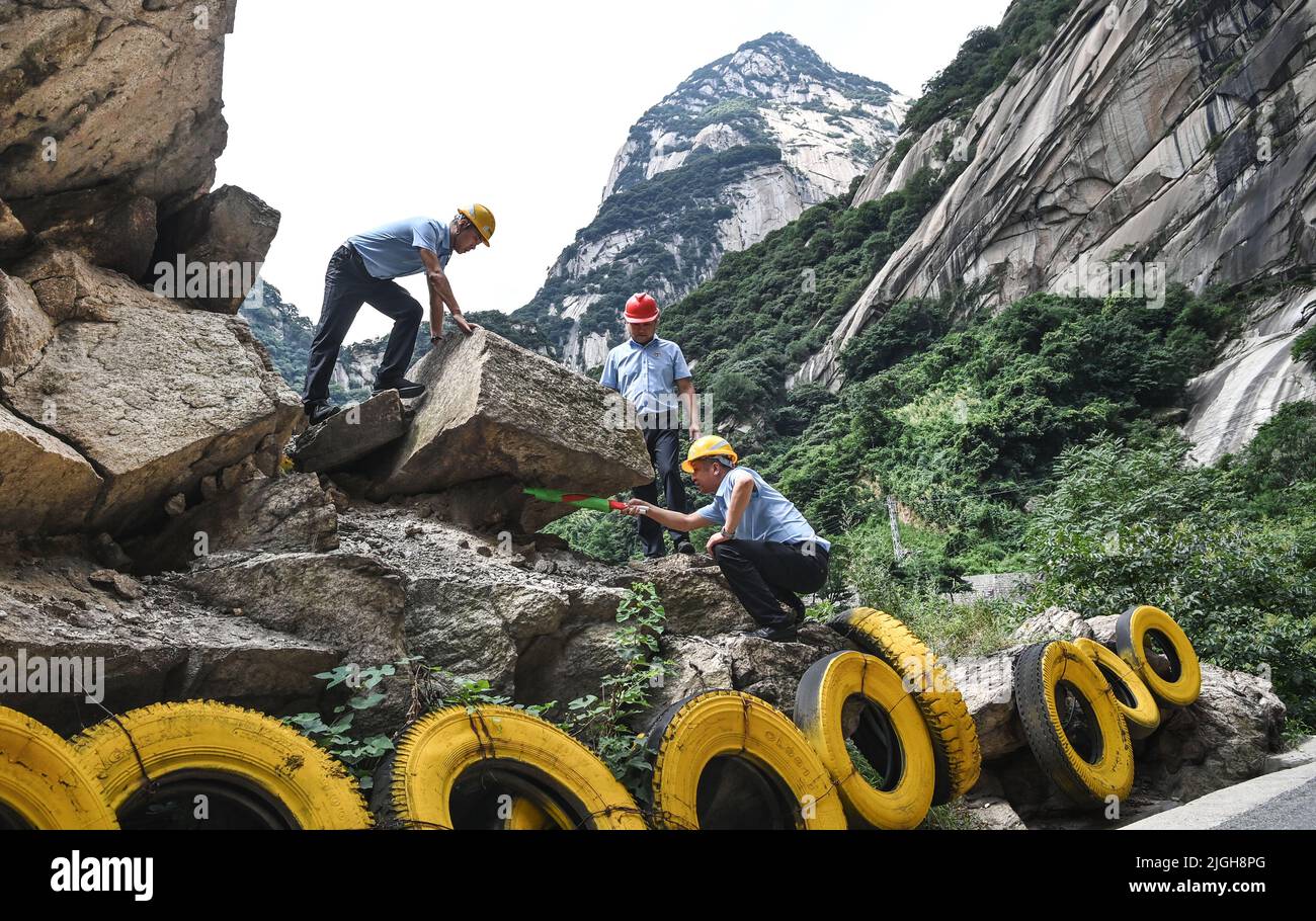 (220711) -- XI'AN, 11. Juli 2022 (Xinhua) -- Mitarbeiter überprüfen den Straßenzustand am malerischen Ort des Berges Huashan in der nordwestlichen chinesischen Provinz Shaanxi, 11. Juli 2022. Der Berg Huashan ist einer der fünf berühmtesten malerischen Berge Chinas und bekannt für seine steilen und gefährlichen Gipfel. Die Management-Verwaltung des malerischen Gebietes Mount Huashan wird ihre Politik des freien Eintritts in diesem Monat fortsetzen, um mehr Besucher anzuziehen. (Xinhua/Tao Ming) Stockfoto